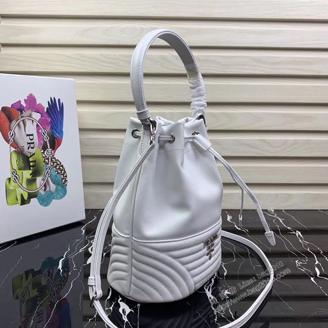 prada女包 普拉達2020最新款繡線水桶包 時尚百搭 prada手腕包 1BH038 Prada單肩手提包  pyd2398